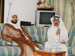 الأستاذ أحمد المحمد صالح مدير الندوة الى جانبه سماحة الشيخ عادل الأمير