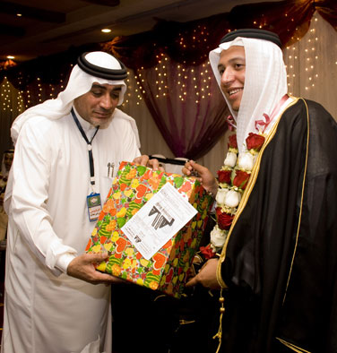 رئيس المهرجان الأستاذ علي راضي الطلالوه يسلم هديه لمعاريس المهرجان ( تصوير محمد الشبيب )